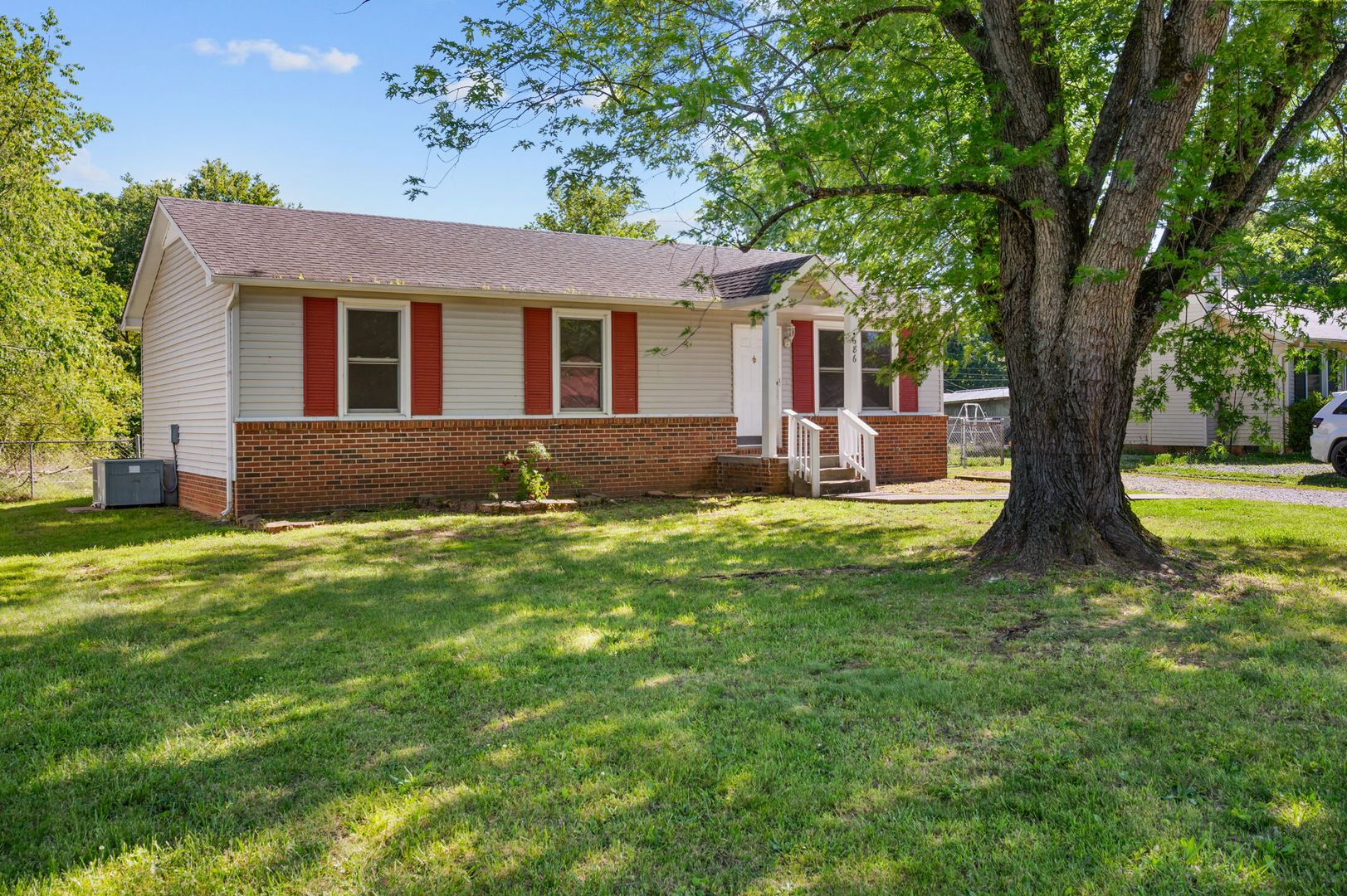 Clarksville House: 686 Debbie Drive
