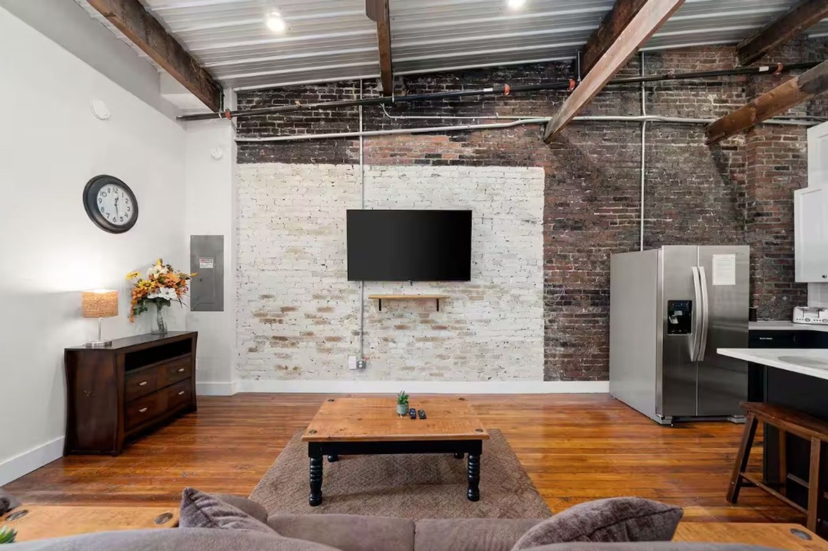 Clarksville Apartment: 124 Strawberry Alley