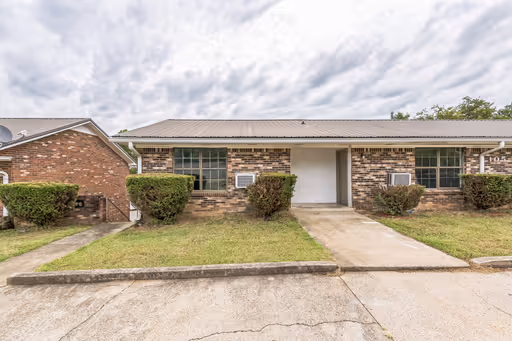 Pet Friendly & Close to City Transit! – photo 1