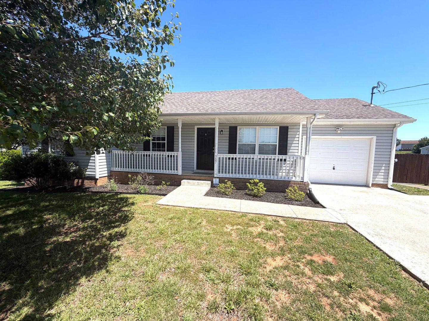 Oak Grove House: 307 Pappy Drive