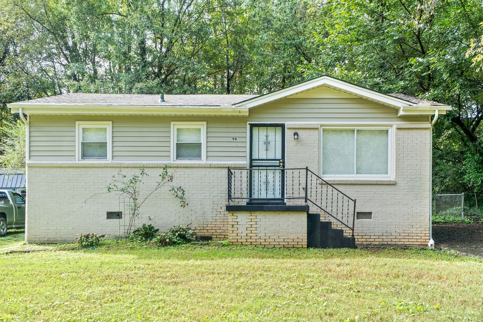 Clarksville House: 96 Chapel St