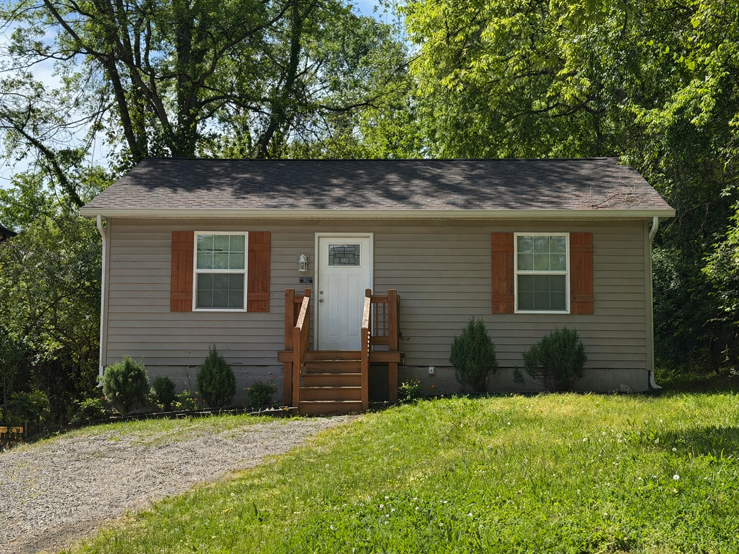 Clarksville House: 1206 Cedar Street