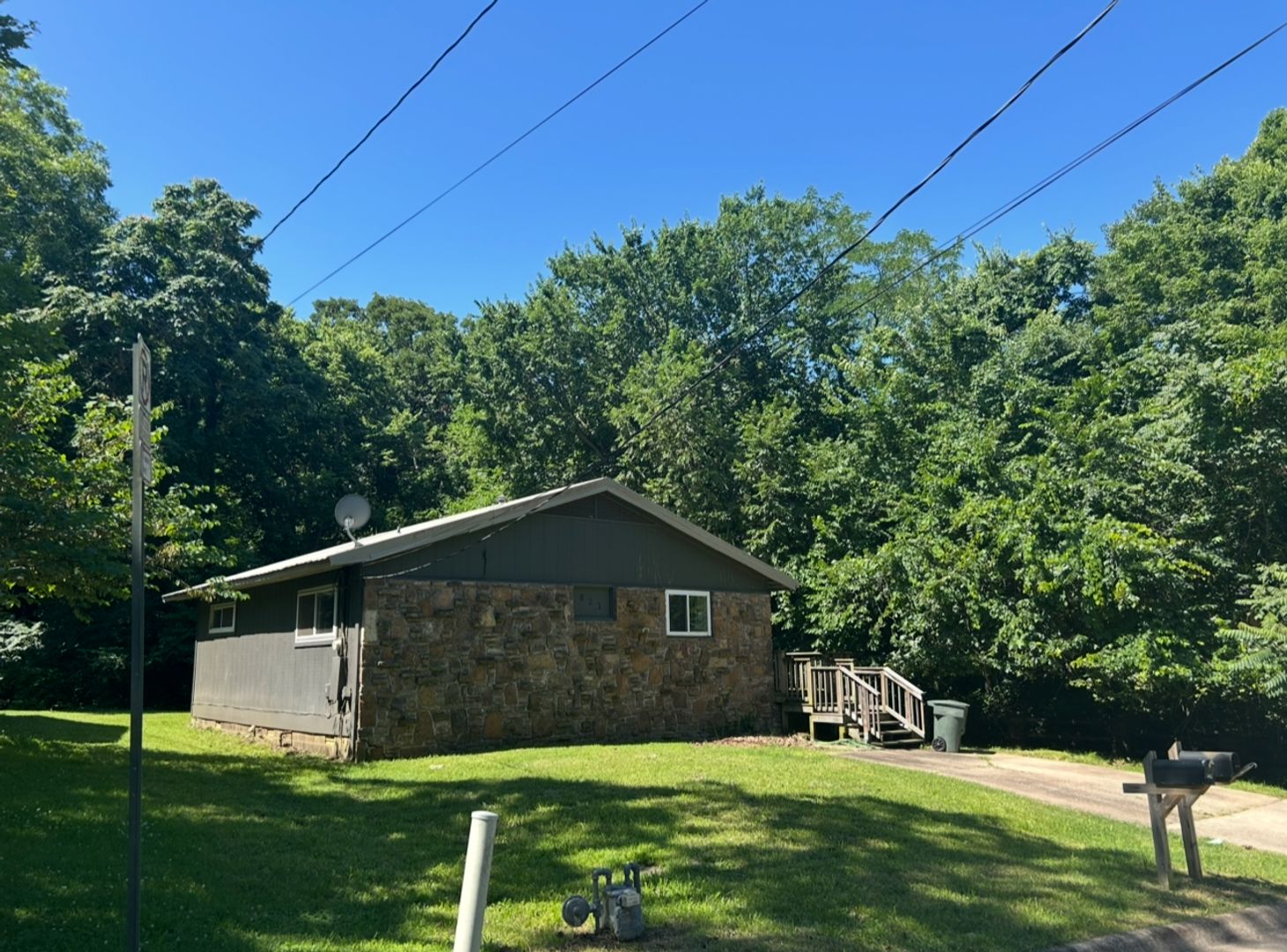 Fayetteville House: 821 E Lakeside Drive