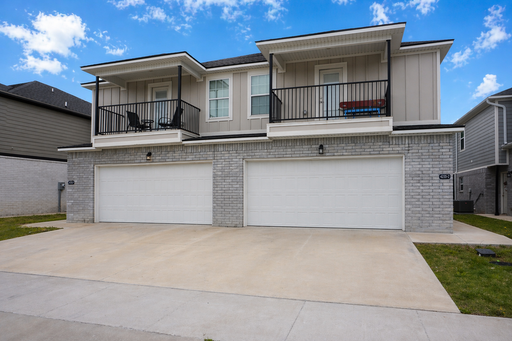 FREE 50" TV - Newer 3 bedroom/3.5 baths with balcony and 2-car garage – photo 1