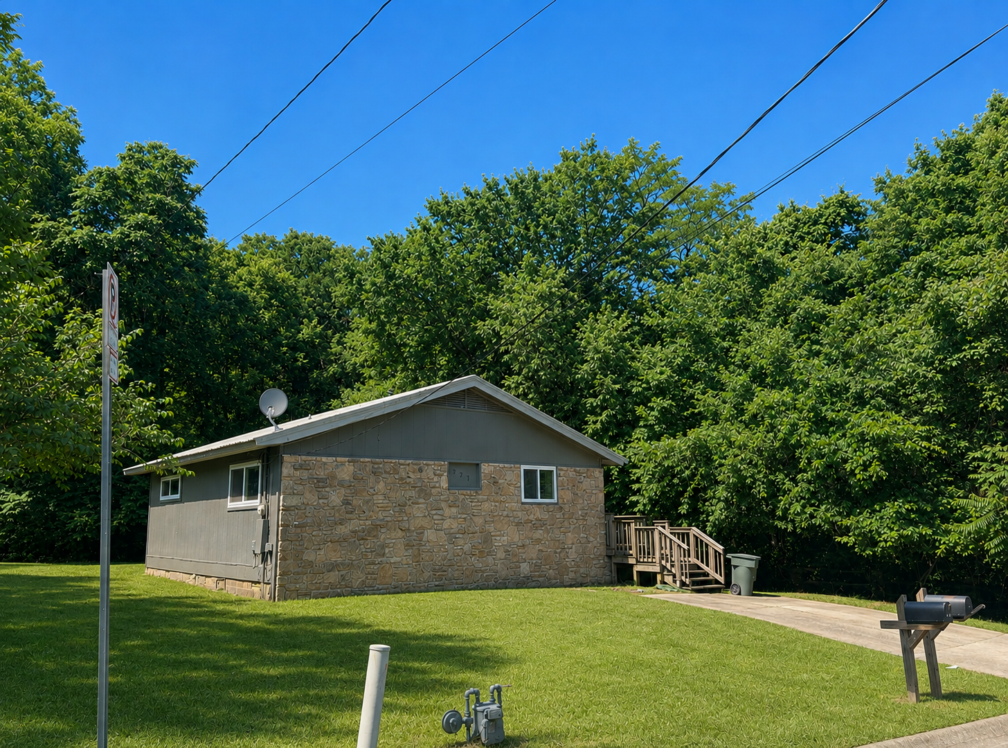 Fayetteville House: 821 E Lakeside Drive
