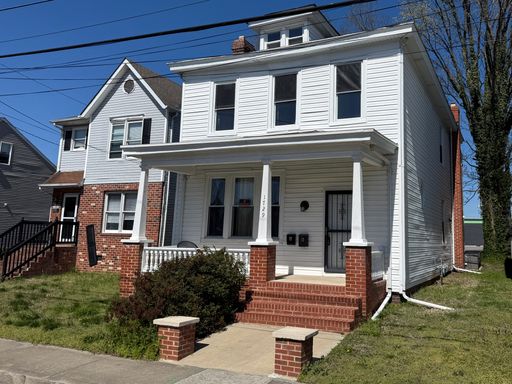 Very spacious 3BR/2BA two-story apartment a mile from downtown and JRPS – photo 1