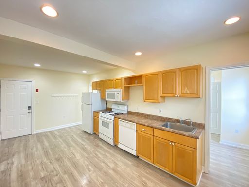 Large 2-Bed in Manchester with In-Unit Laundry and Off-Street Parking – photo 1