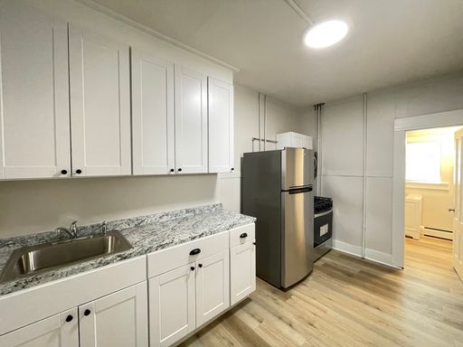 Newly Renovated 2-Bedroom in Manchester's North End, Laundry On-Site – photo 1