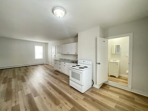 Newly Renovated 2-Bedroom in Manchester with Off-Street Parking – photo 1