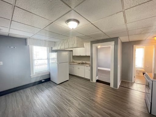 First-Floor 2-Bedroom in Manchester with In-Unit Laundry and Parking – photo 1