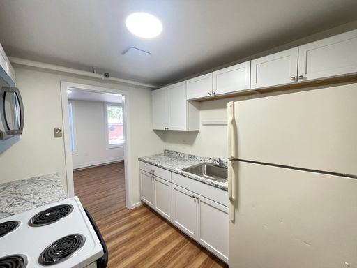 1-Bedroom Manchester Apartment with Coin Laundry, Near Downtown – photo 1