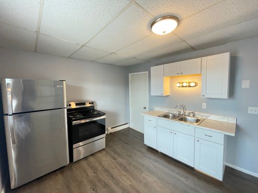 3rd Floor 1BD/1BA in Manchester | Off-Street Parking | Near I-293 & Downtown | $1,495/mo – photo 1