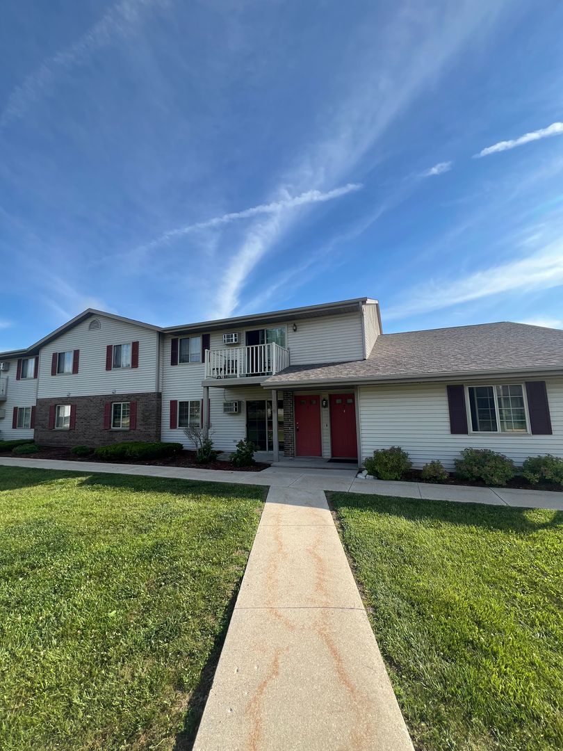 West Bend Apartment: 230 Humar St.