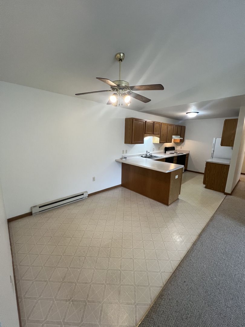 West Bend Apartment: 610 Creek Rd.