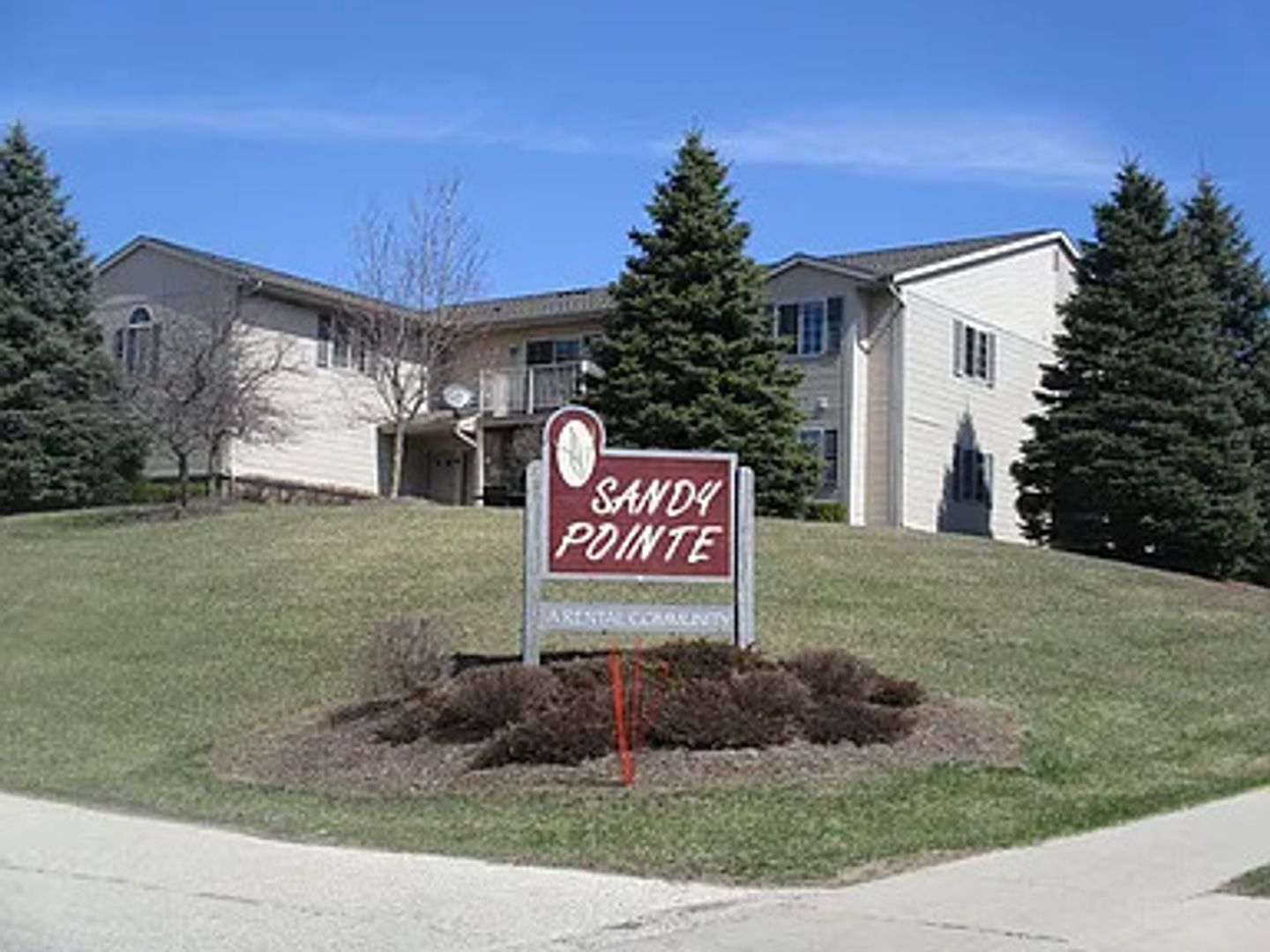 West Bend Apartment: 610 Creek Rd.