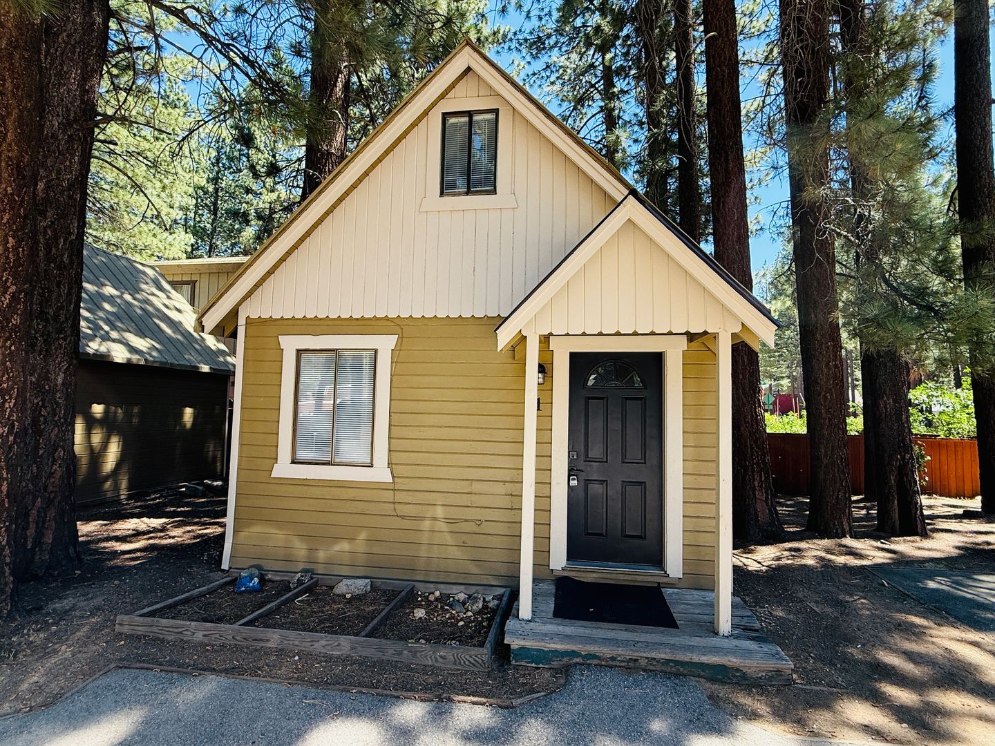 South Lake Tahoe Apartment: 1227 Sierra Blvd