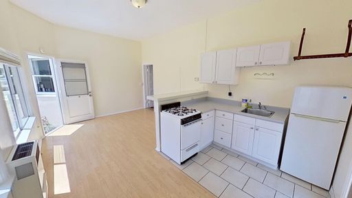 Spacious 1 Bedroom/1 Bathroom Next to Cottage Hospital! – photo 1