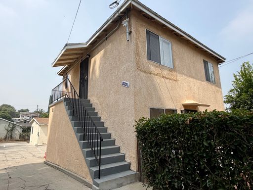 1 BEDROOM/1 BATH UPSTAIRS UNIT IN LOS ANGELES – photo 1