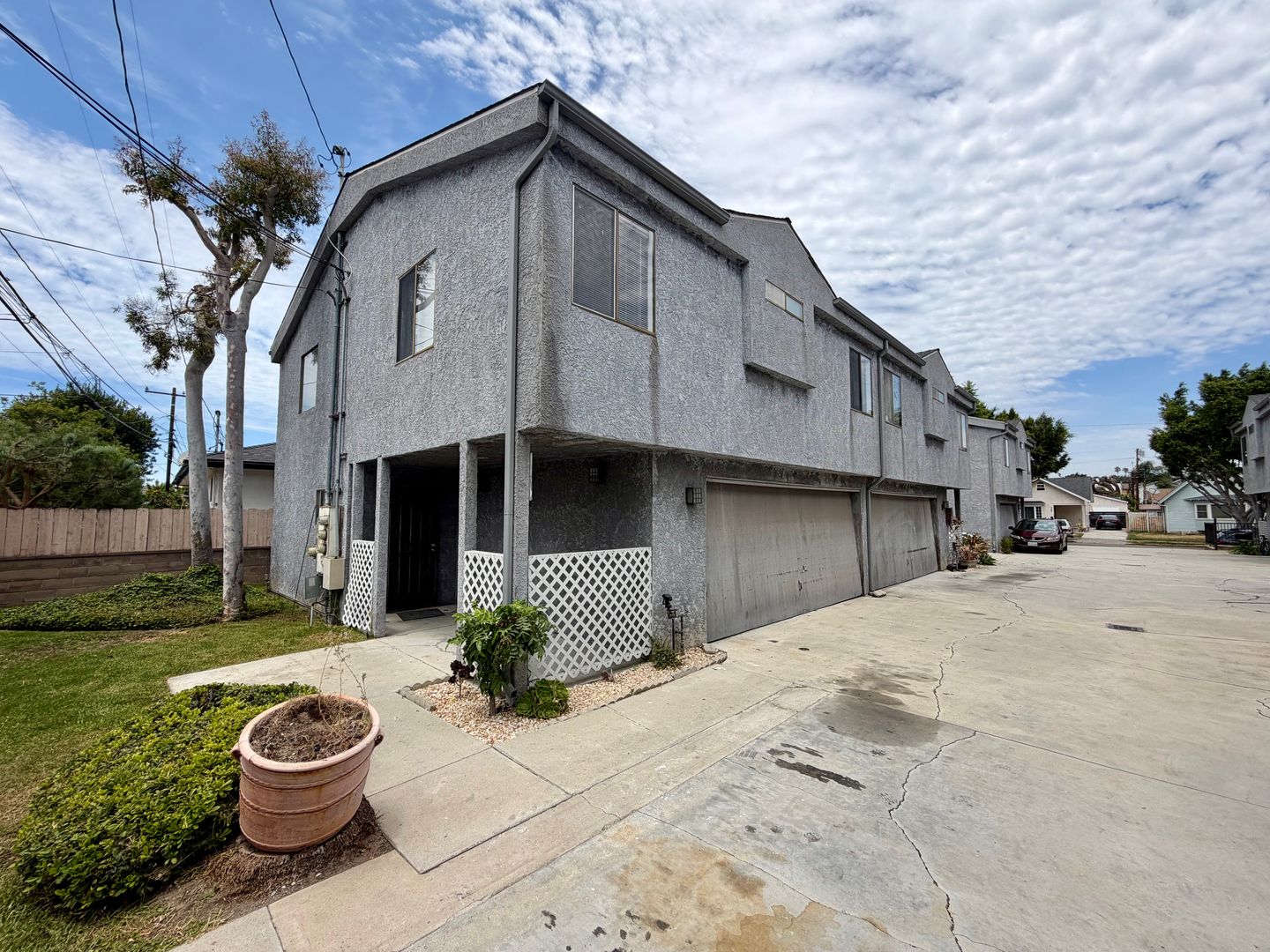 Inglewood Apartment: 370-72 E. Hillsdale Ave
