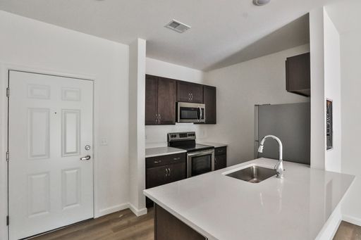 Newly Built Luxury 1 Bed Apartment! – photo 1