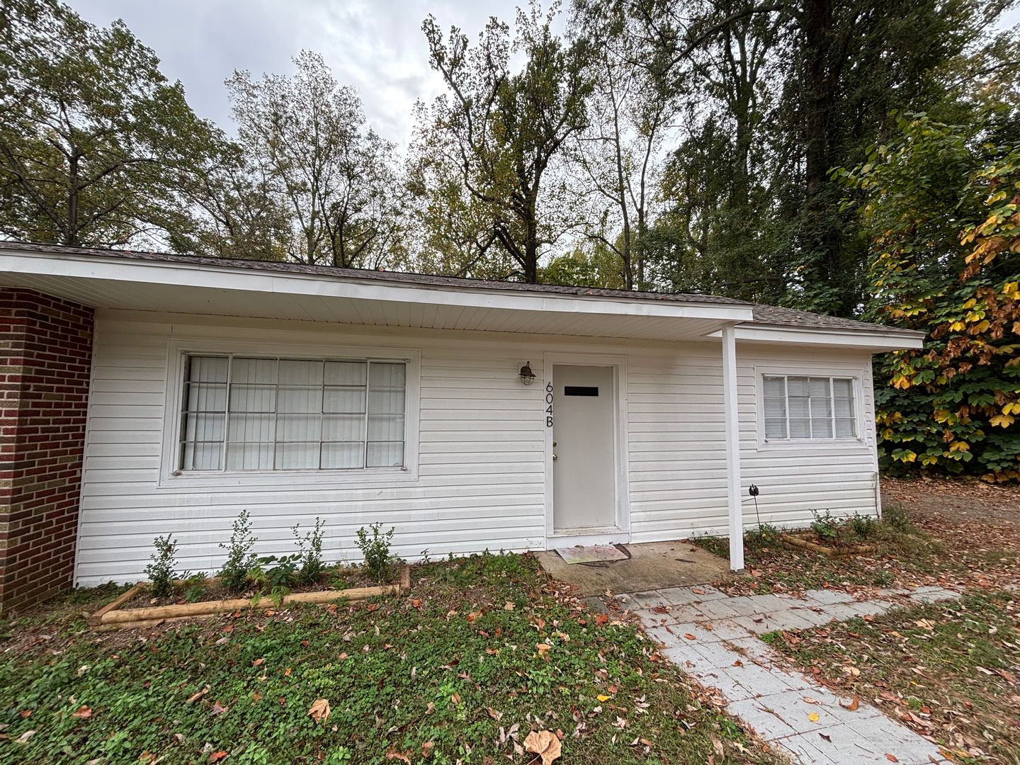 Troy Apartment: 604 Murphree St