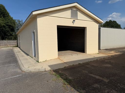 20' x 57' block building with 2 roll up doors