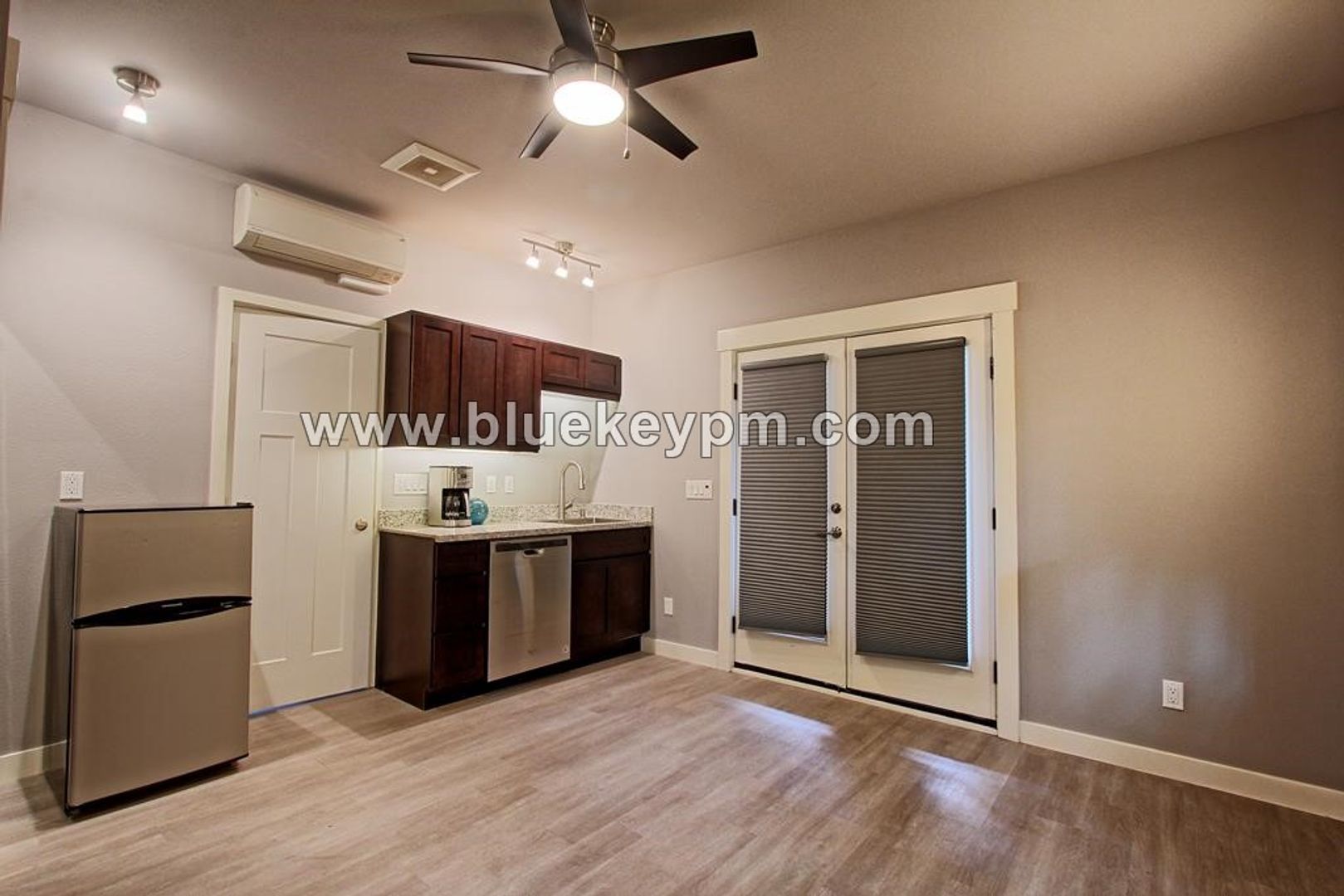 Portland Apartment: 2422 NE Glisan Street