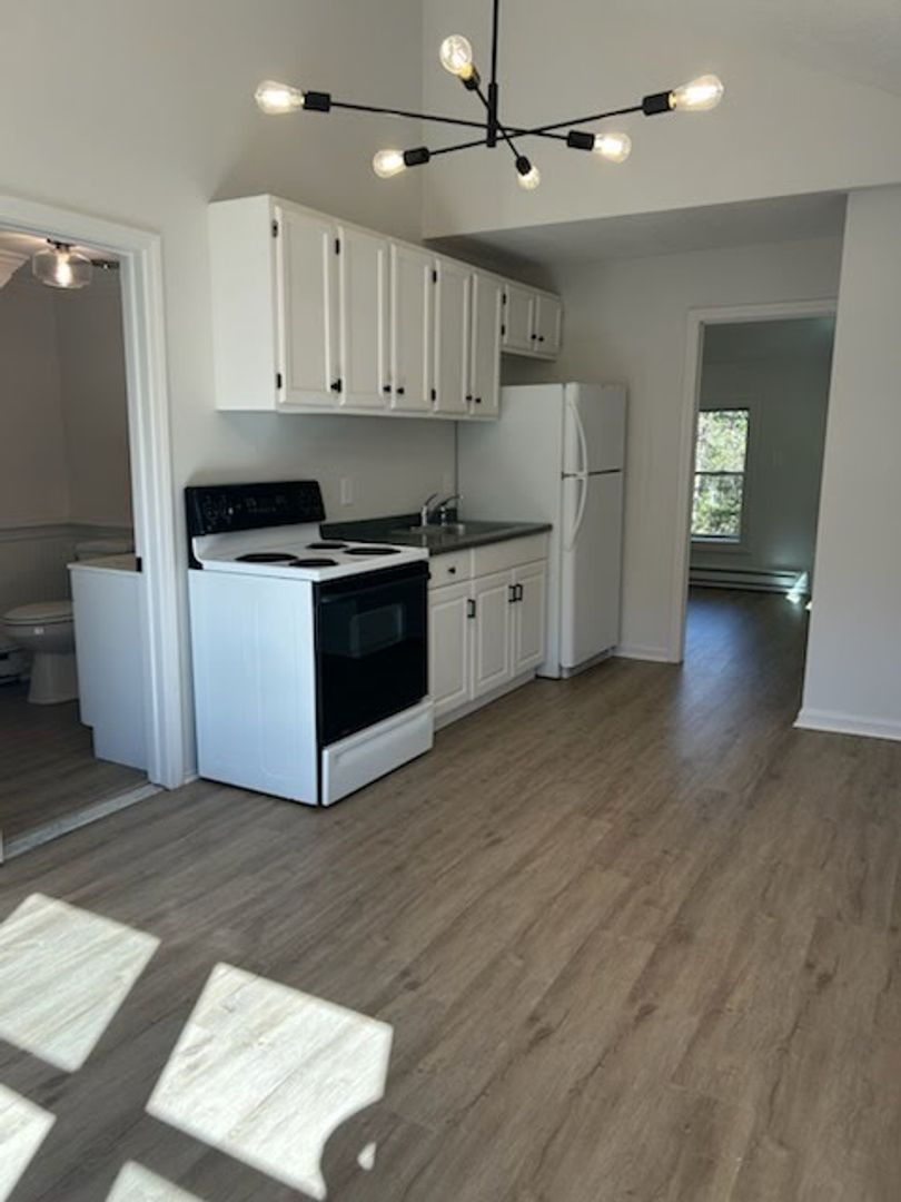 Tariffville Apartment: 20 Main St