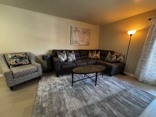 Furnished, Midtown One Bedroom Apartment – photo 1