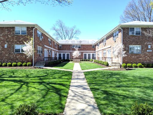 Oversized Beautiful One Bedroom Near Downtown and Train! On-Site Parking Available for extra fee! – photo 1