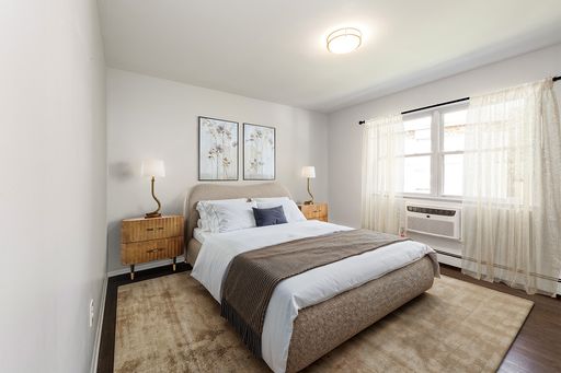 Beautiful One Bedroom Near Downtown and Train! On-Site Parking Available! – photo 1