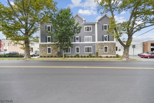Beautiful Modern 2 Bed 2 Bath with 2 Parking Spaces and Large Storage Unit All Included!! – photo 1