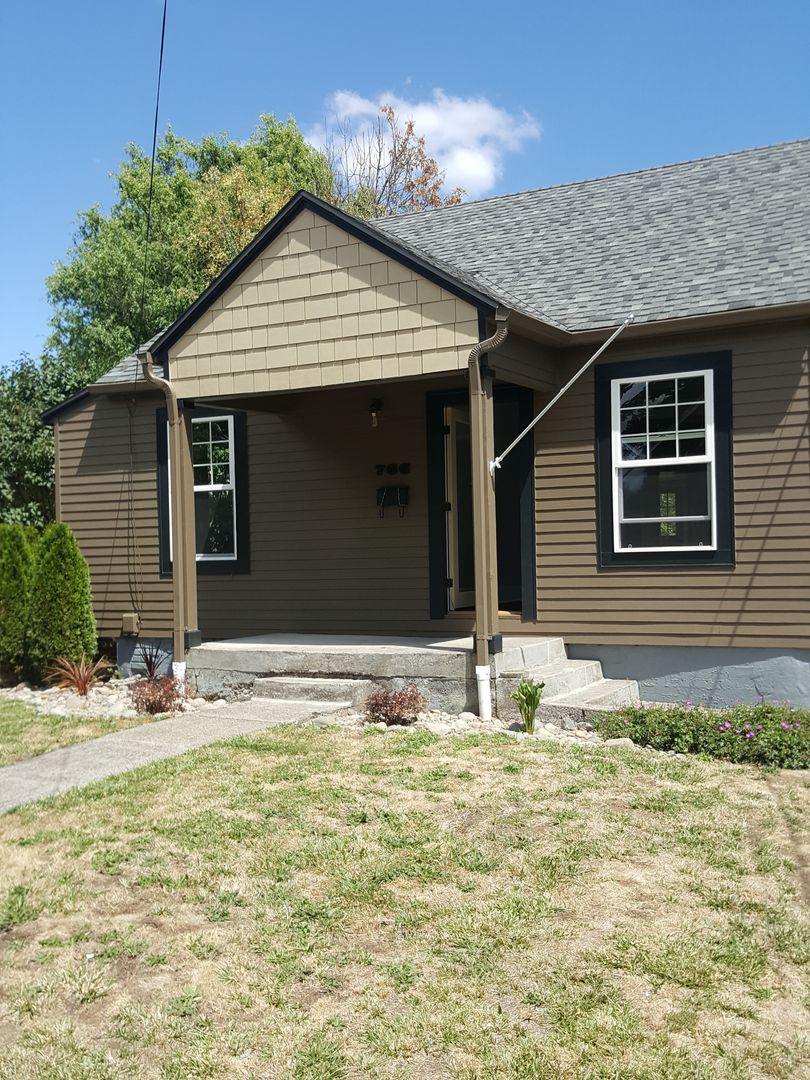 Salem House: 766 20th St NE