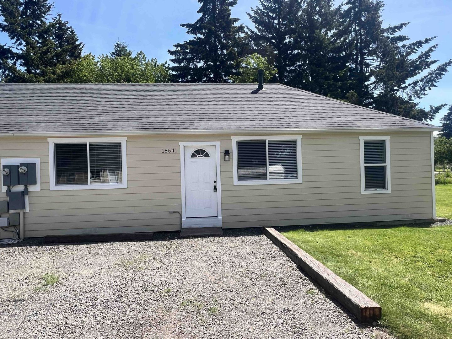 Stayton Multiplex: 18531-18543 Old Mehama Rd SE