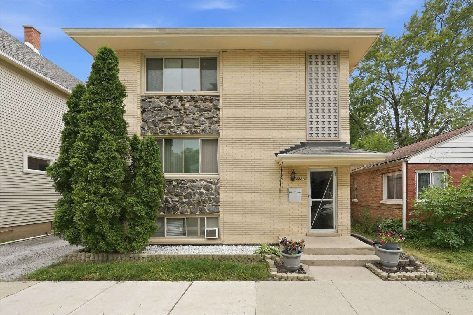 Blue Island Apartment: 2521 Lewis st.
