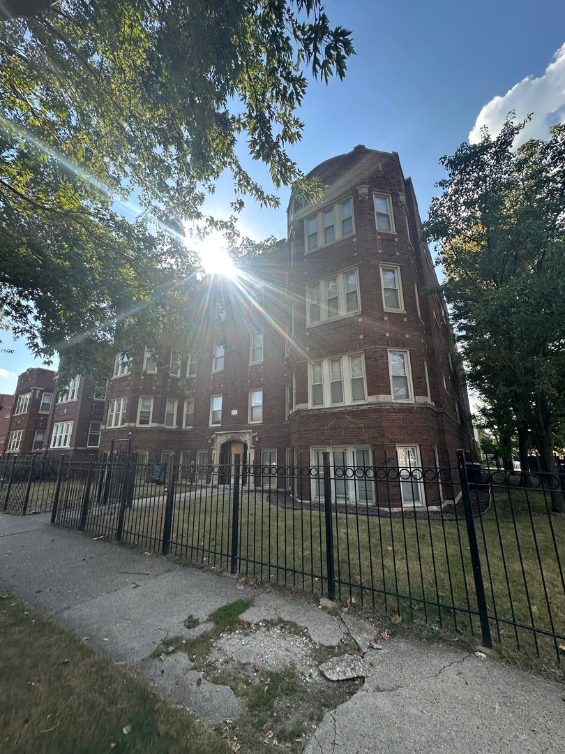 Chicago Apartment: 1717 E 78th St