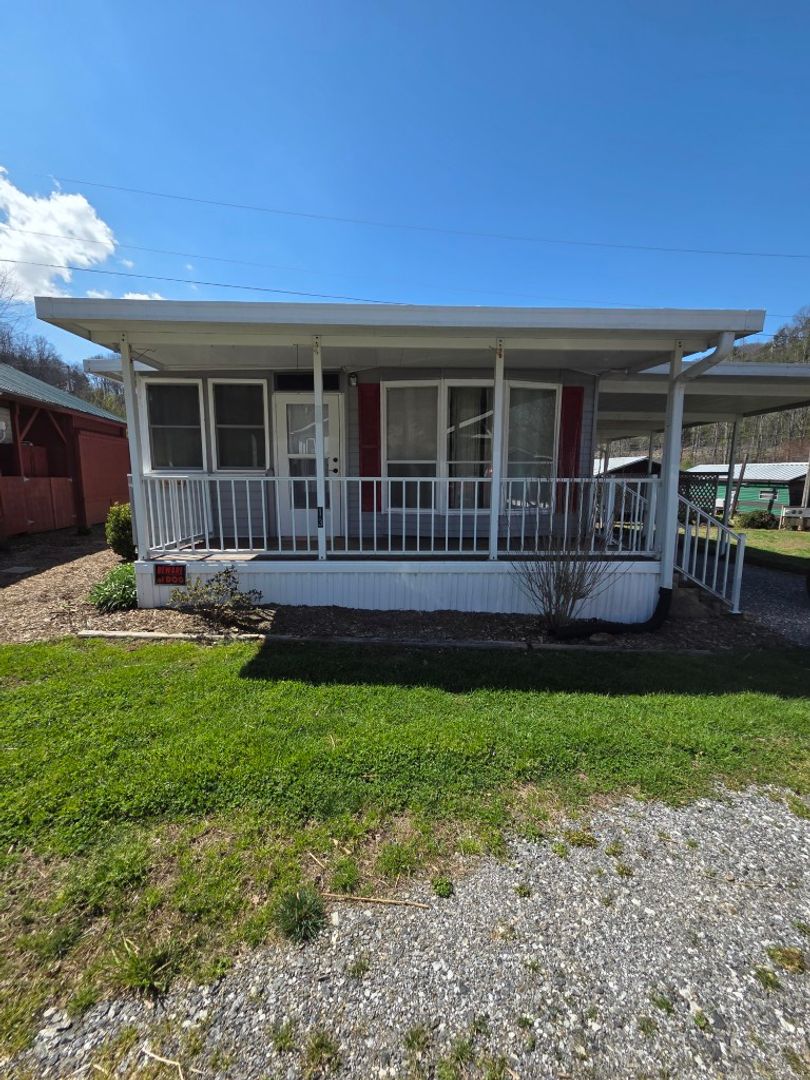 Sylva House: 13 Beach Creek Road