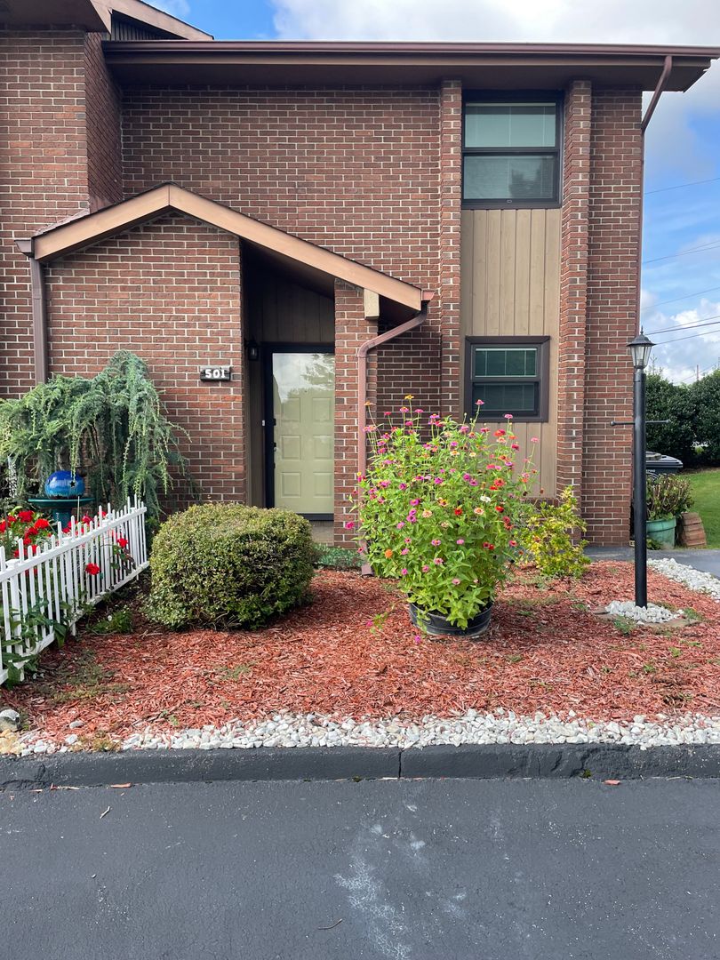 Kingsport House: 501 Manor Drive