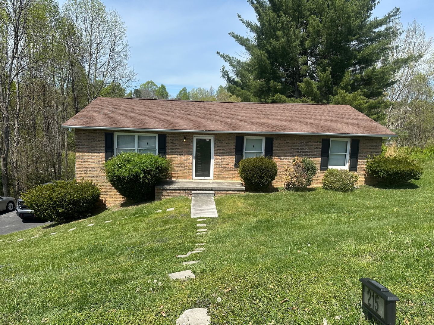 Bluff City House: 215 River Rd