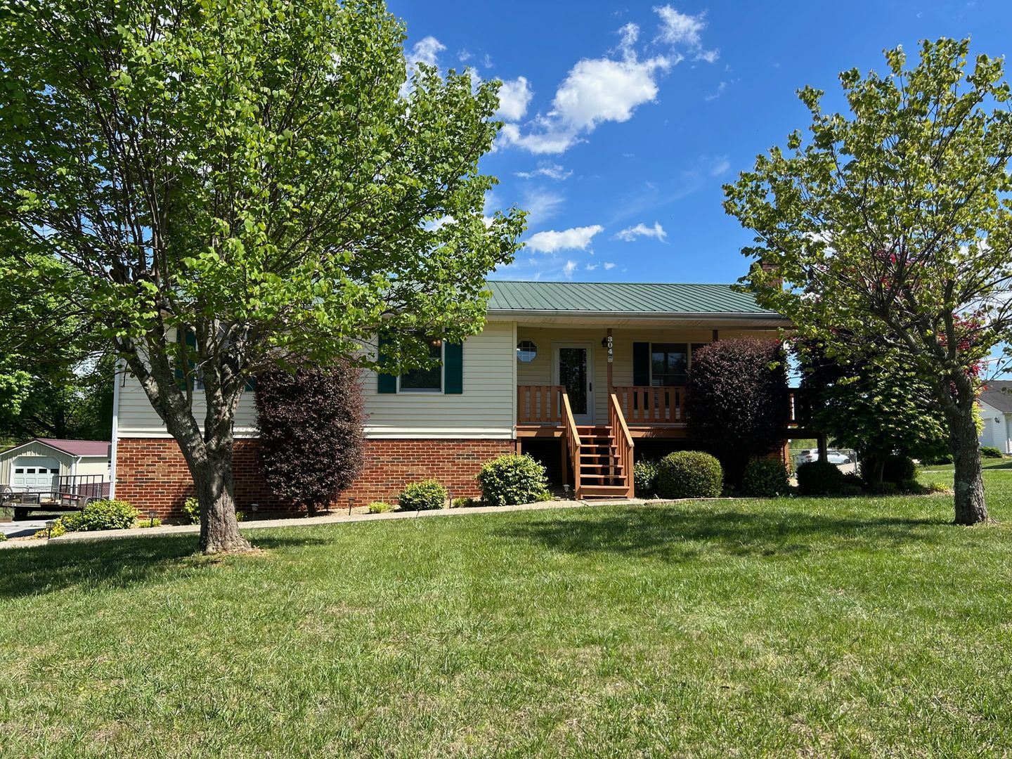 Gray House: 304 Old Stage Road