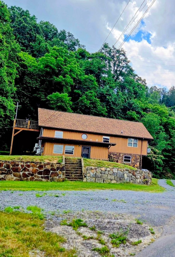 KIngsport House: 171 Gilmer Street Apt B
