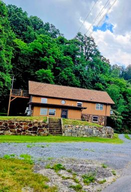 2 or 3 Bedroom / 1 Bath chalet style Mtn Retreat duplex – photo 1