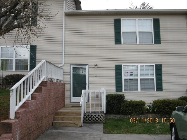 Johnson City House: 1700-17 Lone Oak Road