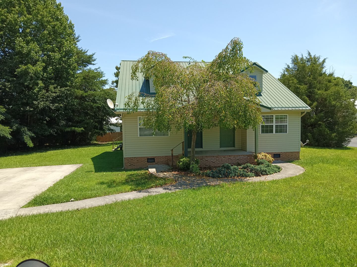 Gray House: 104 Majestic Dr. #2