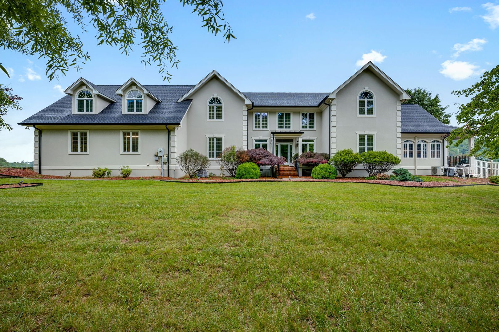 Kingsport House: 656 Lakeside Dock Road
