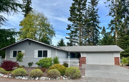Sunland 3BR/2BA, LVP flooring, Covered Deck, LTR