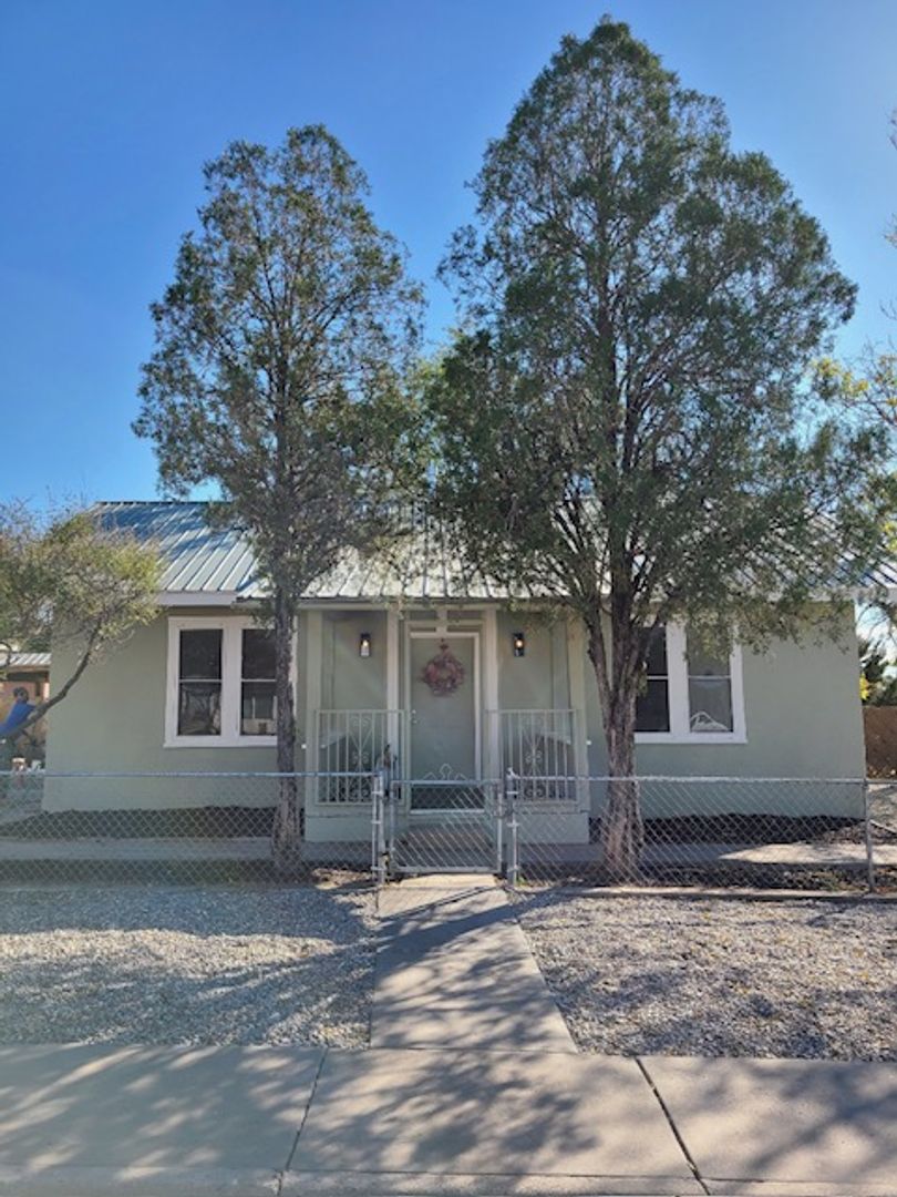 Albuquerque House: 1300 Edith  Blvd SE