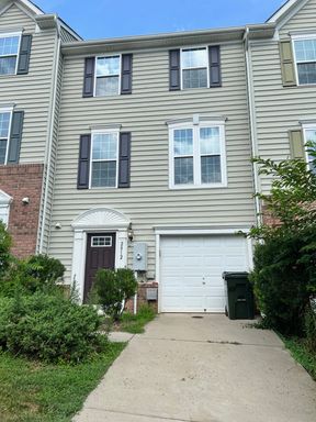 Stylish 3-Level Townhome with Garage in Riverwood – photo 1