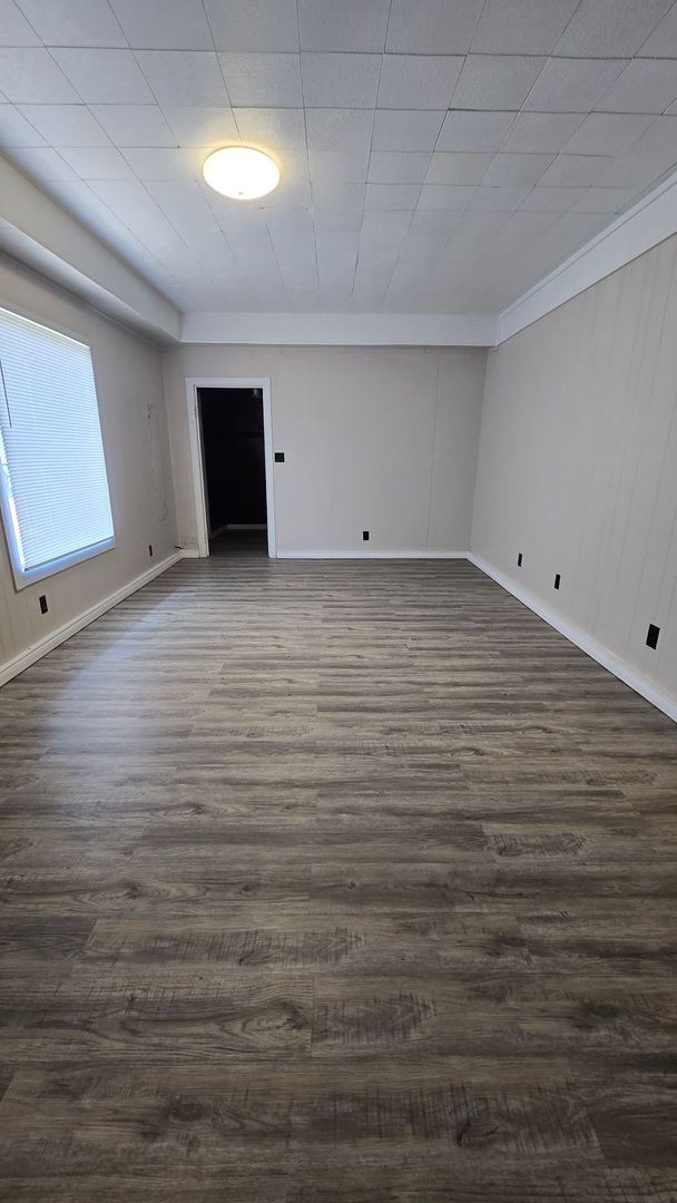 Elwood Apartment: 824 Main St