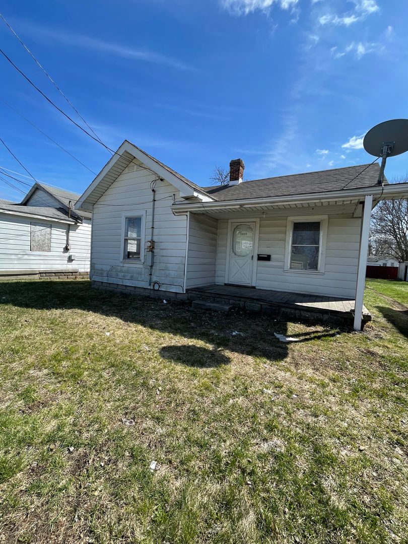 Muncie House: 2025 E. Memorial Dr.